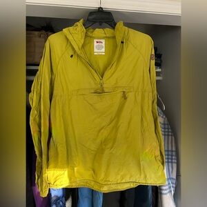 Women’s Fjallraven windbreaker